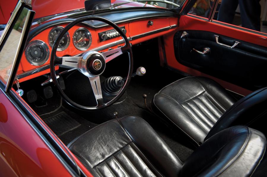 Интерьер Alfa Romeo Giulia Spider Normale 1966 года  (фото 8 из 9)